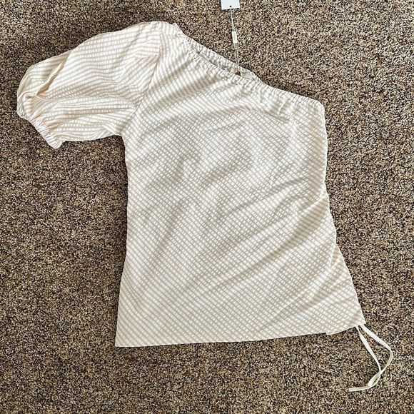 Petersyn One Shoulder Blouse in Almond White Top Size S - Picture 6 of 12